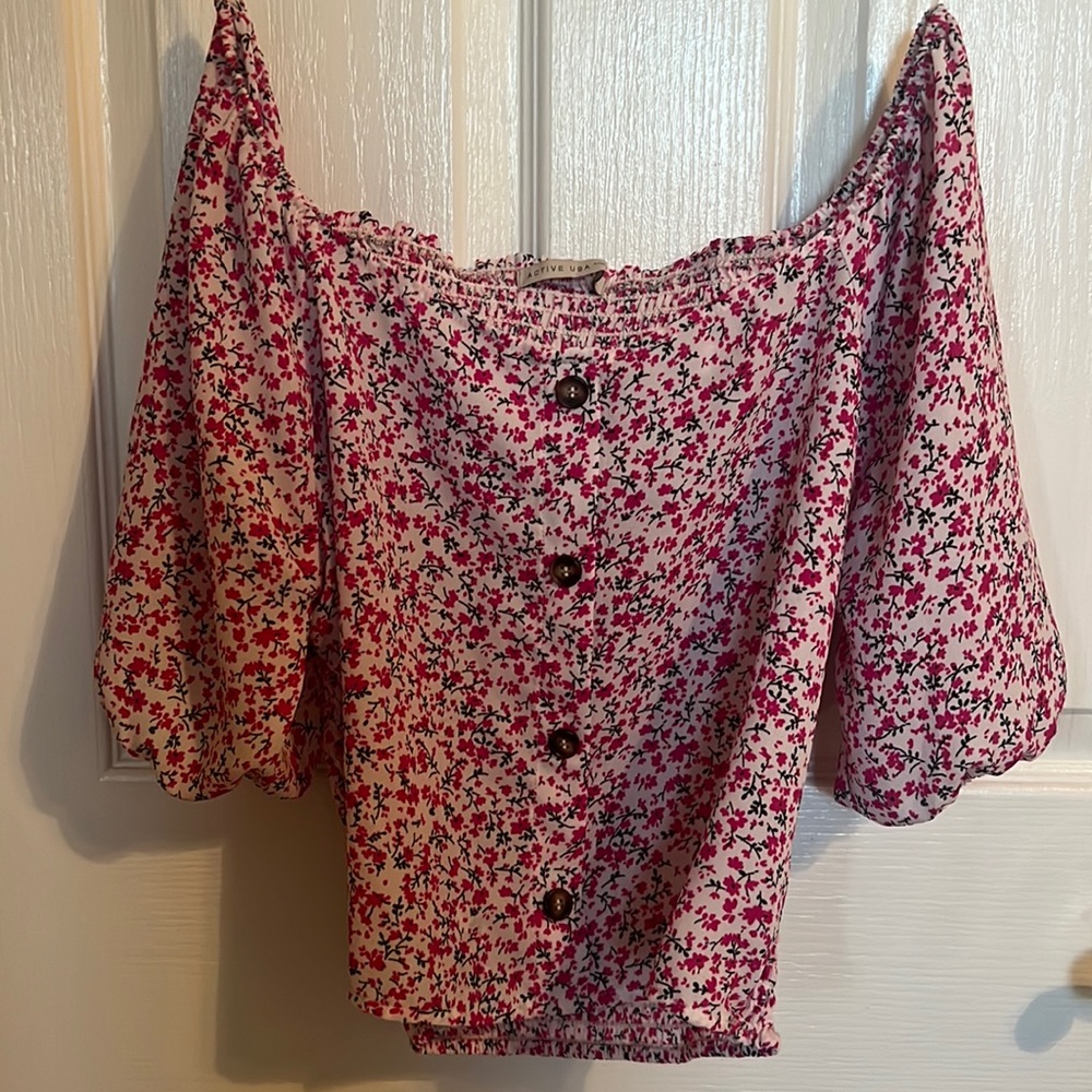 Floral top! Excellent condition, love the style but too big for me!